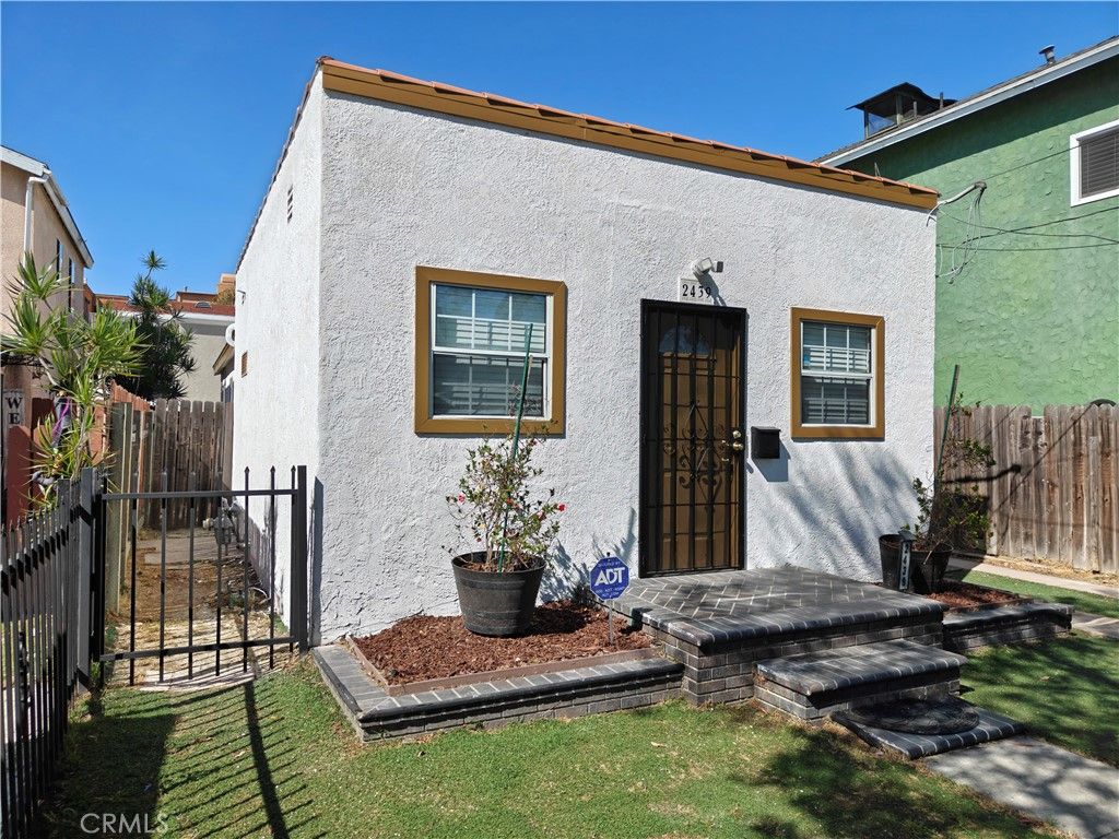 Photo of 2439 E 15th St, Long Beach, CA 90804 (MLS # RS26078396)