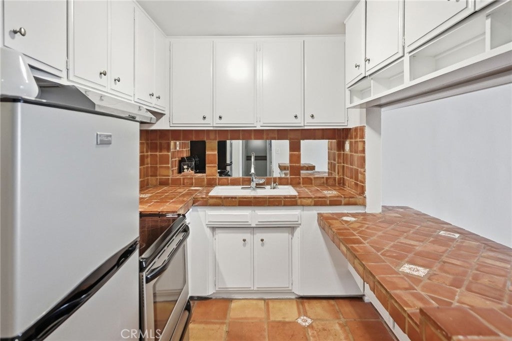 425 S Kenmore 206