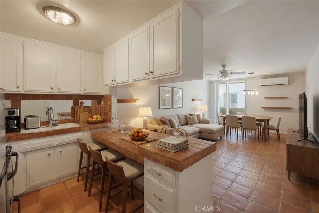 425 S Kenmore 206