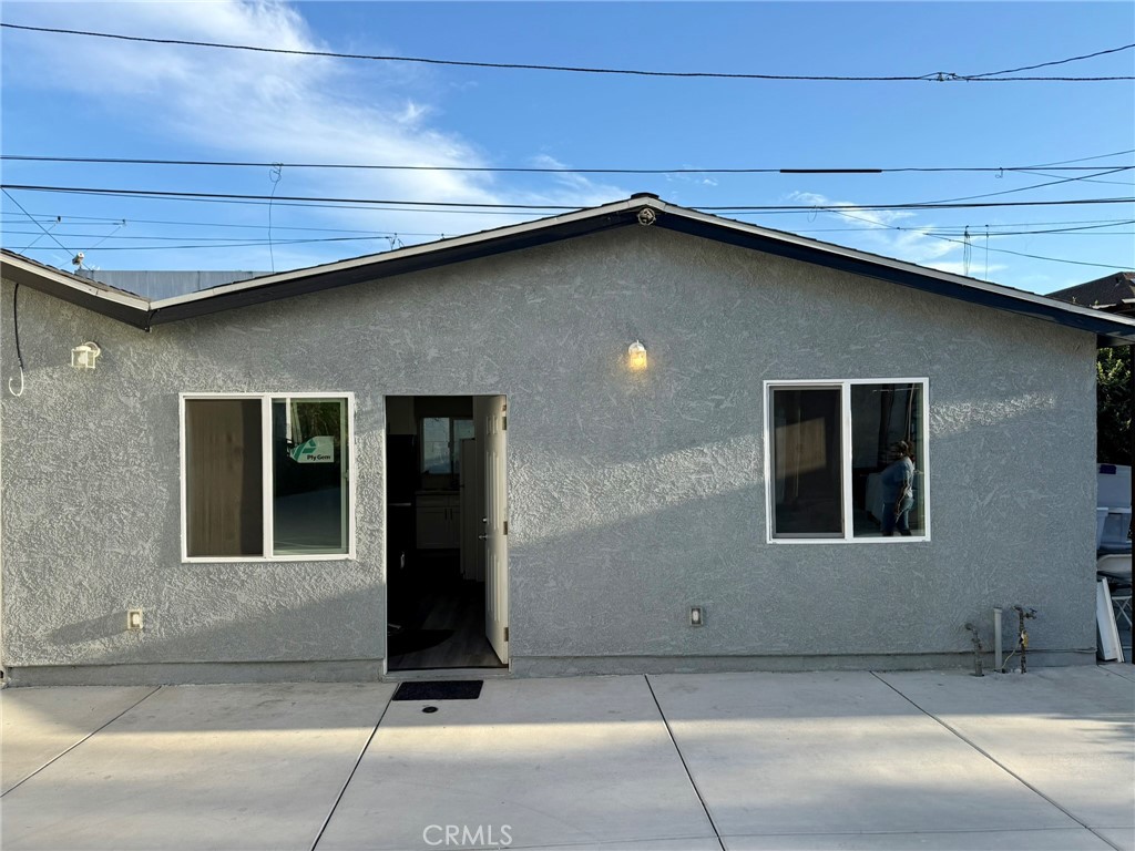 Welcome to this bright and inviting 2-bedroom, 1-bath home located in the heart of West Adams. Recently refreshed, the home offers comfortable living with a functional layout, natural light throughout. Situated just minutes from USC, Downtown LA, Culver City, and major freeways, this home offers quick access to shopping, dining, and public transportation. If you’re looking for a well-located home with comfort, charm, and easy access to everything Los Angeles has to offer, this gem is the perfect fit.