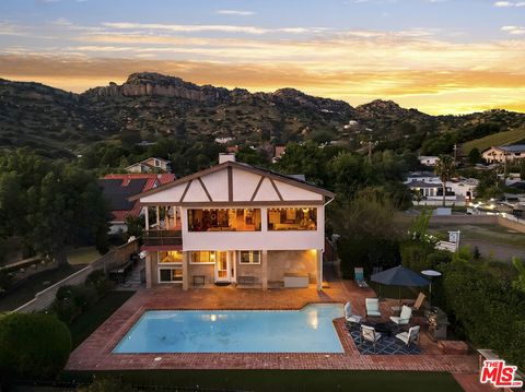 Photo of 9207 Rowell Avenue, Chatsworth, CA 91311 (MLS # 26658671)