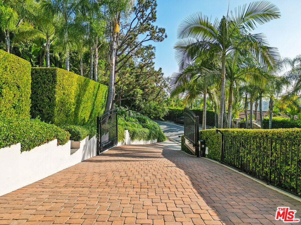 Properties 4 10825 Chalon Road