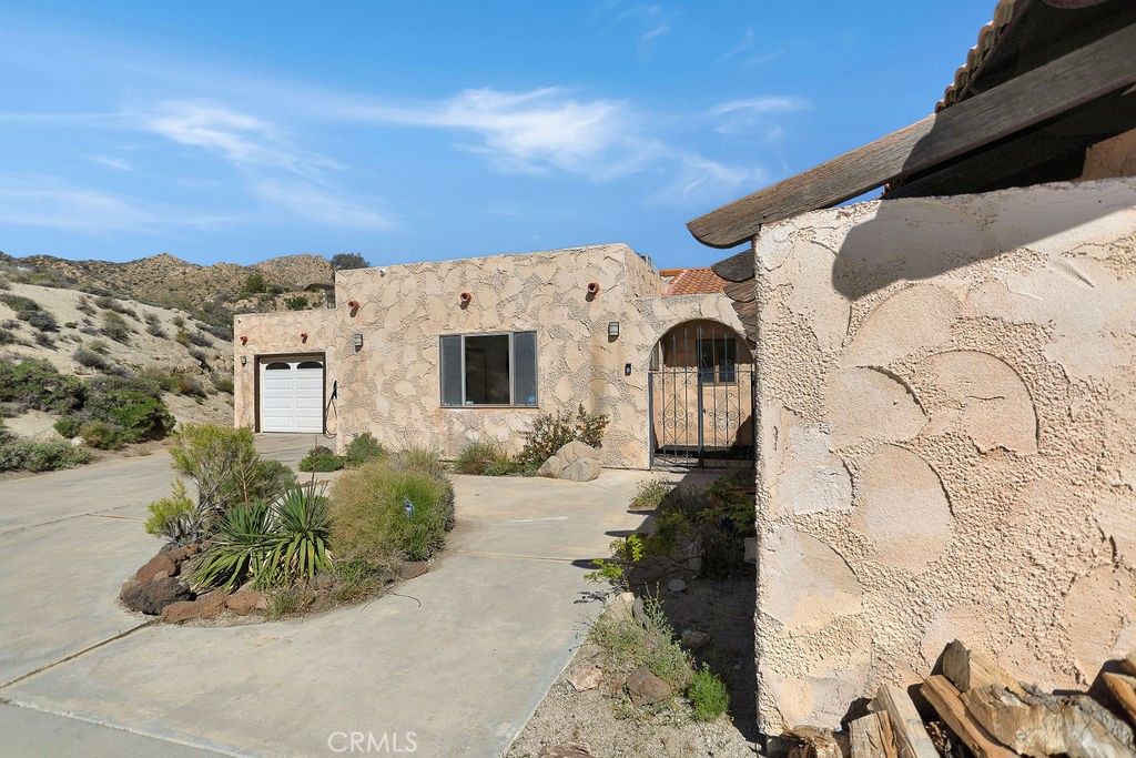 Photo of 54026 Ridge Rd, Yucca Valley, CA 92284 (MLS # JT26056137)