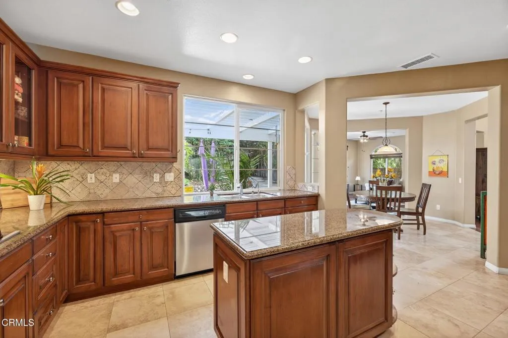 Ventura, California 93003, United States, 4 Bedrooms Bedrooms, ,3 BathroomsBathrooms,Residential,Pending,205152