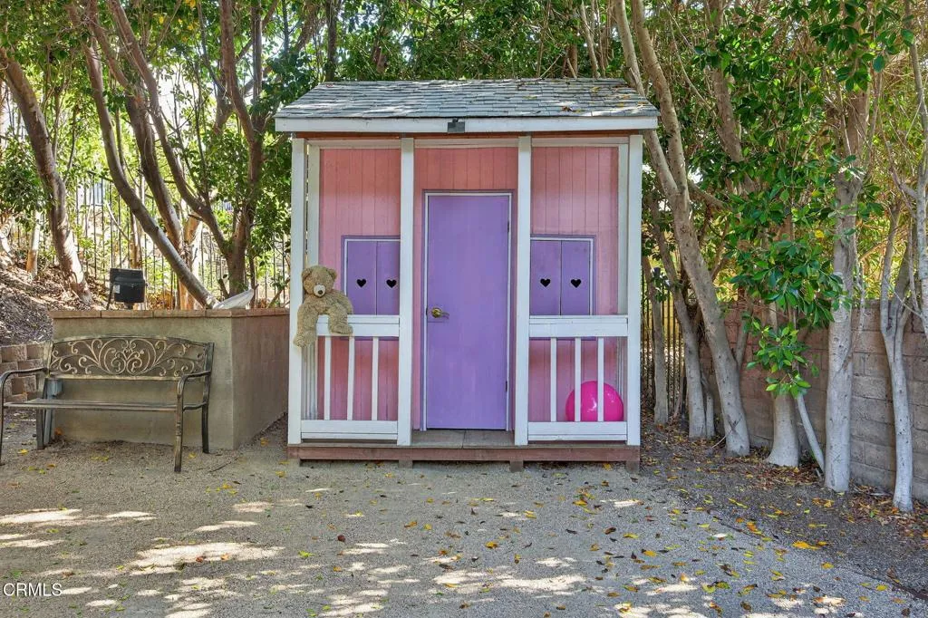 Ventura, California 93003, United States, 4 Bedrooms Bedrooms, ,3 BathroomsBathrooms,Residential,Pending,205152