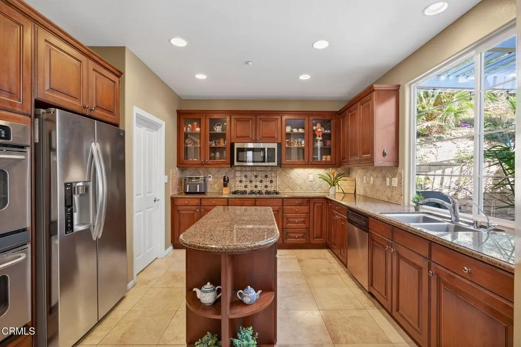 Ventura, California 93003, United States, 4 Bedrooms Bedrooms, ,3 BathroomsBathrooms,Residential,Pending,205152