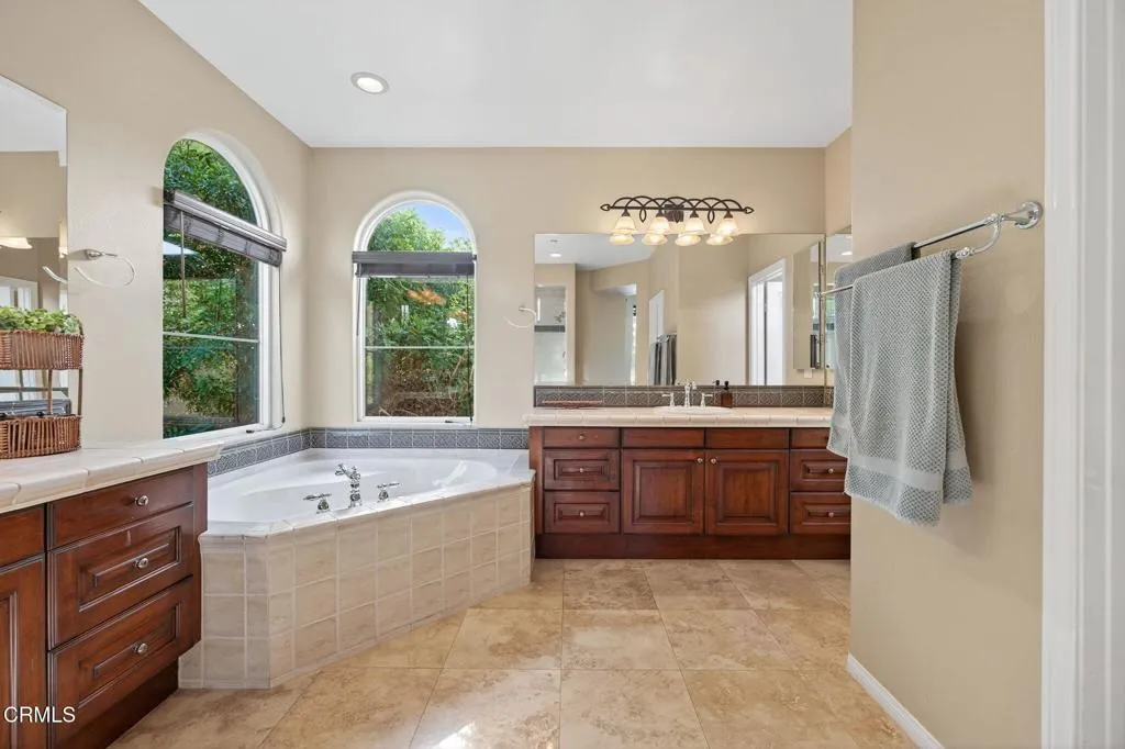 Ventura, California 93003, United States, 4 Bedrooms Bedrooms, ,3 BathroomsBathrooms,Residential,Pending,205152