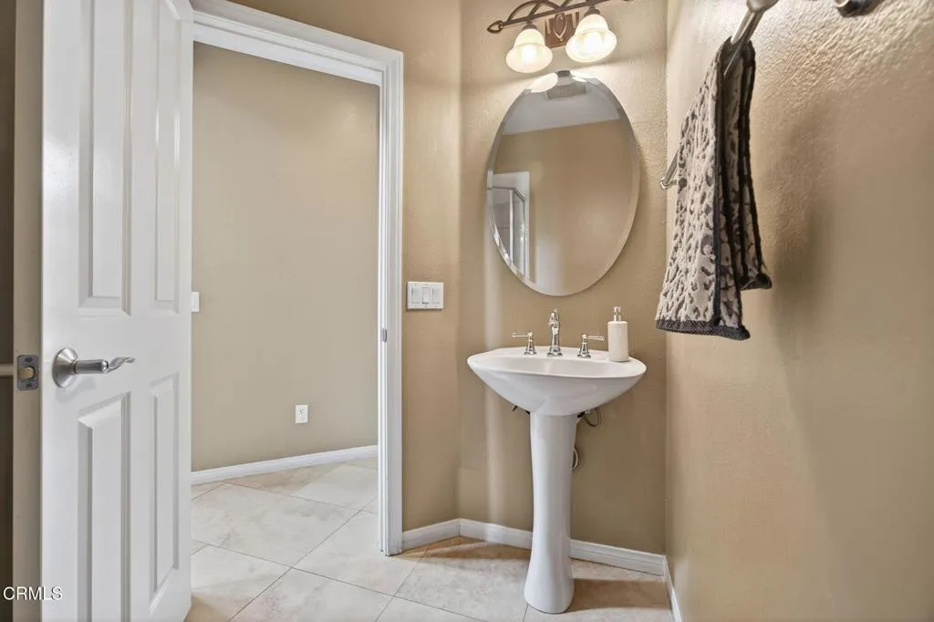 Ventura, California 93003, United States, 4 Bedrooms Bedrooms, ,3 BathroomsBathrooms,Residential,Pending,205152