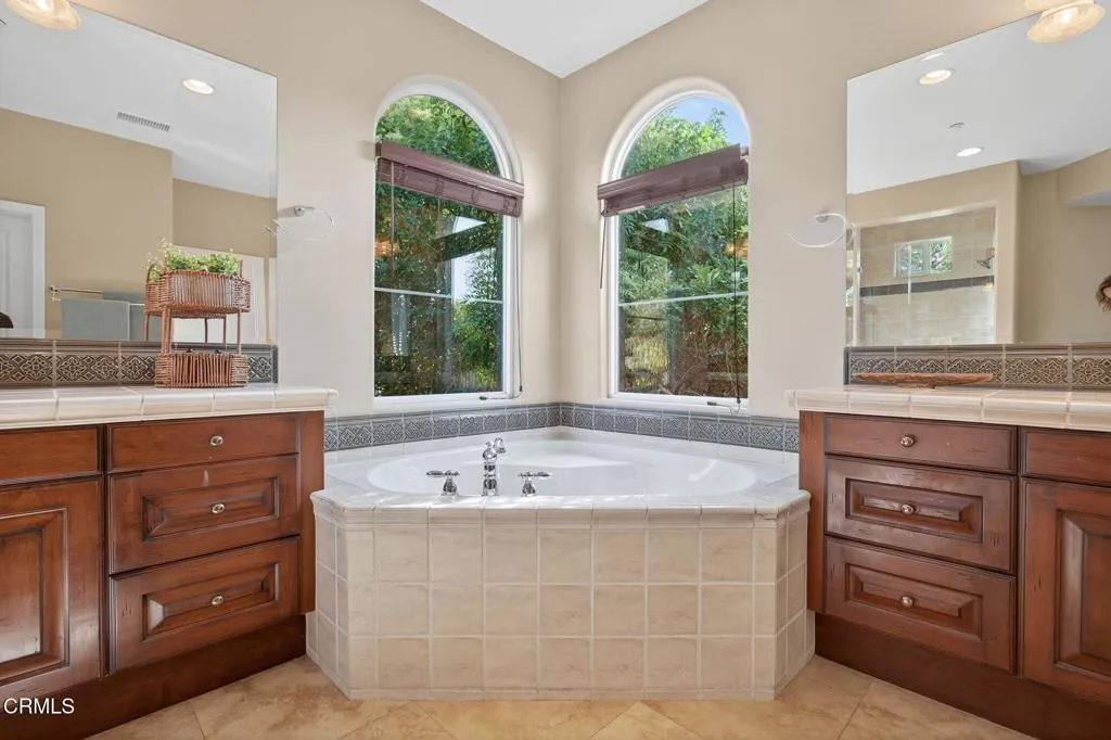 Ventura, California 93003, United States, 4 Bedrooms Bedrooms, ,3 BathroomsBathrooms,Residential,Pending,205152