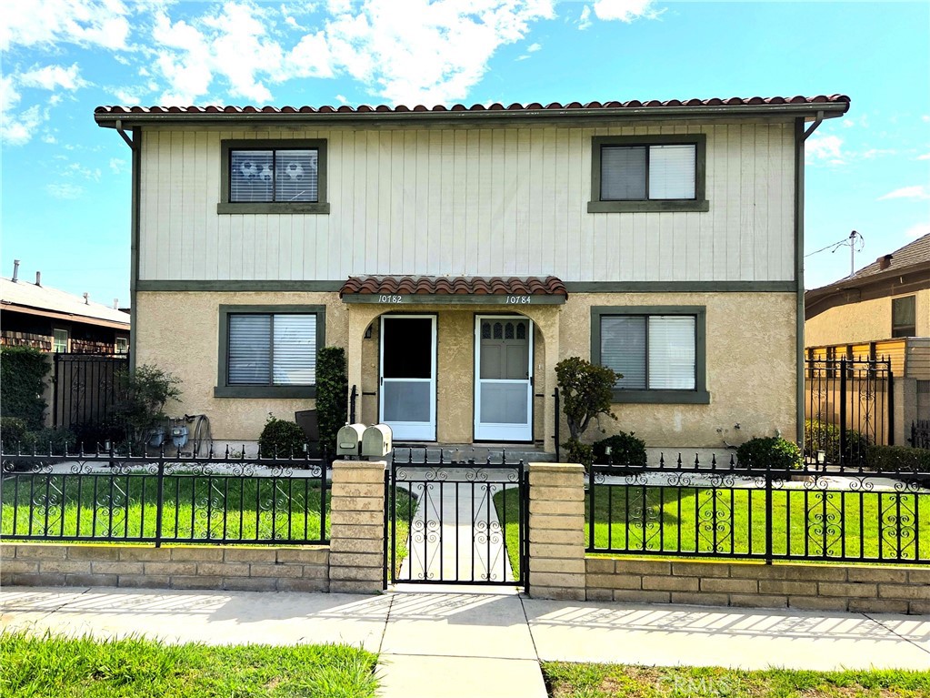 Welcome to this spacious and stylishly remodeled 2-story unit, part of a well-maintained duplex located in a highly desirable neighborhood of Los Alamitos. Offering 3 large bedrooms and 2 full bathrooms, this home features a convenient layout with one bedroom and one bathroom located downstairs—perfect for guests, a home office, or multigenerational living.
Enjoy cooking in the updated kitchen complete with granite countertops, ample cabinet space, and modern finishes. The large laundry room is equipped to handle full-size washer and dryer units and includes generous storage options.
Additional features include:
-Central heat and air conditioning for year-round comfort
-Private 1-car garage with extra storage space
-Additional private parking space
-Spacious front lawn and a large backyard—ideal for relaxing or entertaining
Located within walking distance to local parks, Los Alamitos Plaza, top-rated schools, shops, cafes, and restaurants, this home offers both comfort and convenience. Easy access to the 605, 405, 22, and 91 freeways makes commuting a breeze, and you're just a short drive from the beach!
Don’t miss out—this home is available now!