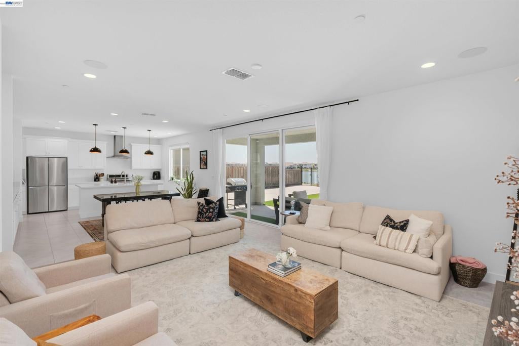 3098 Mulholland Dr