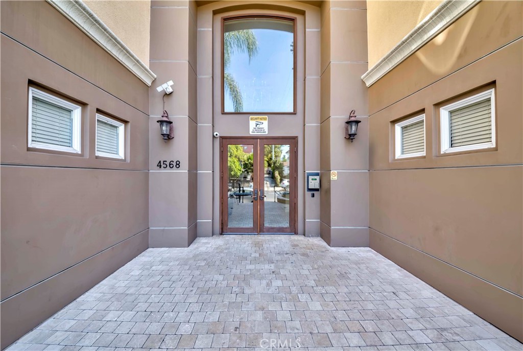 ** Beautiful 2BR / 2 BA Hancock Park-adjacent condo boasts a WELL-PLANED LAYOUT for a SPACIOUS, LUXURY, and SUNNY PLACE to call home! You will love it. From the formal foyer entry to the pampered, north facing balcony, this home appeals. The granite/ NEW stainless steel appliance kitchen has newly refreshed cabinets, a breakfast bar, and gas range cooking. The open concept living-dining space is grand; it offers a fireplace, multiple layout options, and windows on two sides. It is bright and airy like a quality corner unit! The master suite is large with dual vanities, garden tub, and glass step in shower bath. The second bedroom is split from the master and is adjacent a full, hallway bath. Other great features include in-unit laundry, a stellar shoe closet, and a lovely neighborhood view. 2 tandem parking spaces. Ready to move in.