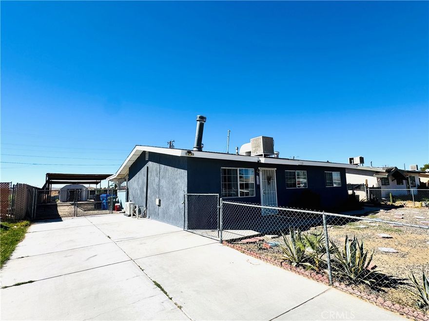 Great house in Barstow, with three bedrooms, two bathrooms, a spacious living room with a fireplace, a kitchen, and a dining room all in one. The lot is ideal for enjoying with your family, with a driveway for cars or toys. The roof was replaced this year! Don't miss the opportunity to own your own home!