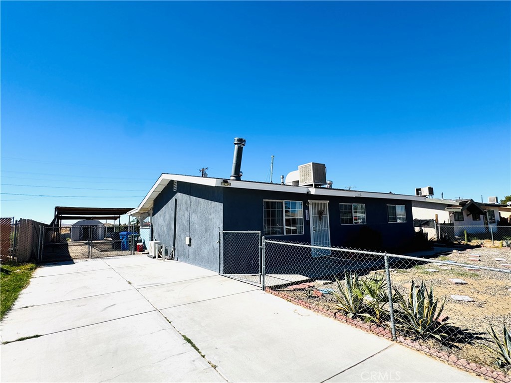 Great house in Barstow, with three bedrooms, two bathrooms, a spacious living room with a fireplace, a kitchen, and a dining room all in one. The lot is ideal for enjoying with your family, with a driveway for cars or toys. The roof was replaced this year! Don't miss the opportunity to own your own home!