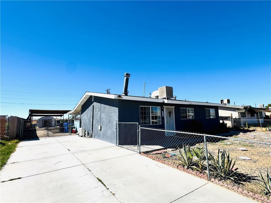 Great house in Barstow, with three bedrooms, two bathrooms, a spacious living room with a fireplace, a kitchen, and a dining room all in one. The lot is ideal for enjoying with your family, with a driveway for cars or toys. The roof was replaced this year! Don't miss the opportunity to own your own home!