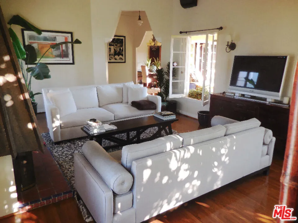 Los Angeles, California 90035, United States, 3 Bedrooms Bedrooms, ,2 BathroomsBathrooms,Residential,Active,199621