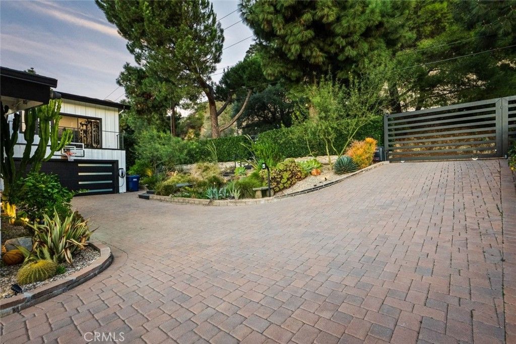 Photo of 5481 Ocean View Boulevard, La Canada Flintridge, CA 91011 (MLS # GD25278765)