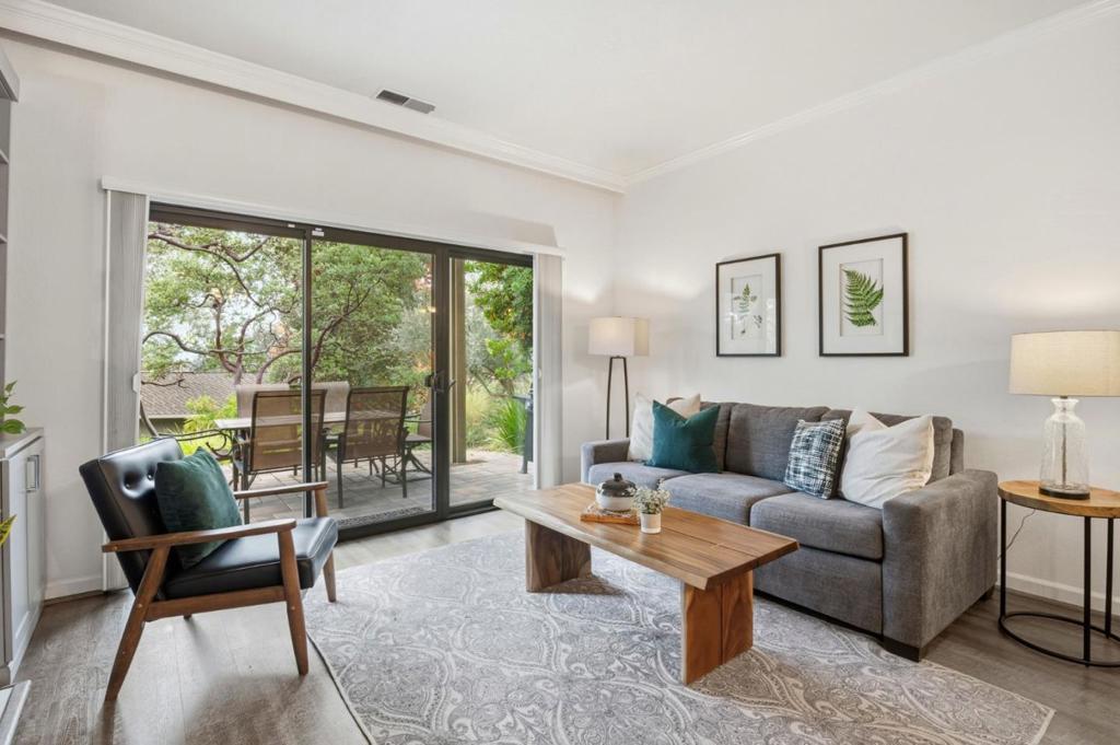 Properties 4 894 Oak Leaf Way