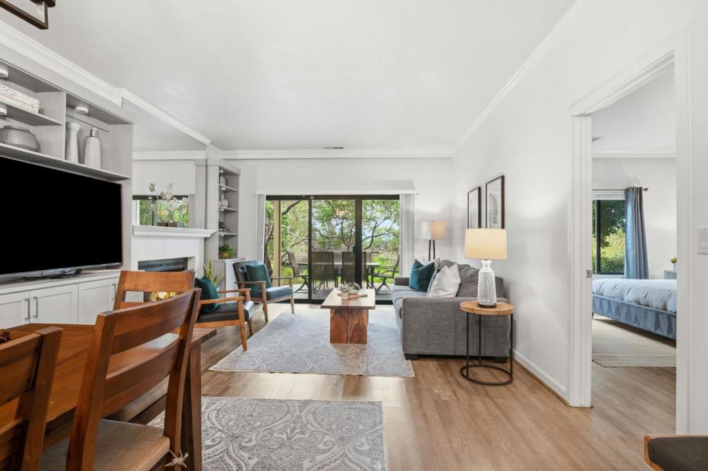 Properties 1 894 Oak Leaf Way