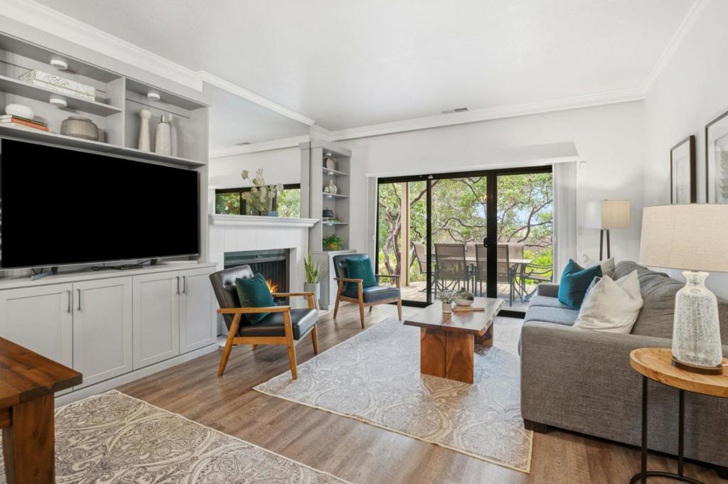 Properties 2 894 Oak Leaf Way