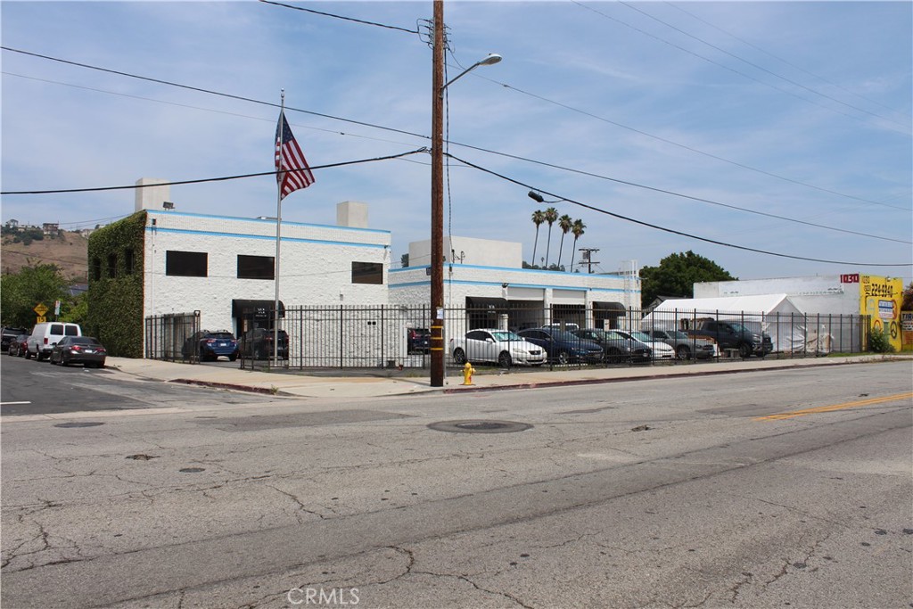 Industrial warehouse space available for lease in this rare freestanding, Glassell Park office/industrial building. The parking is gated with great curb appeal. The property also has tremendous access to the 5, 110 and 2 freeways.