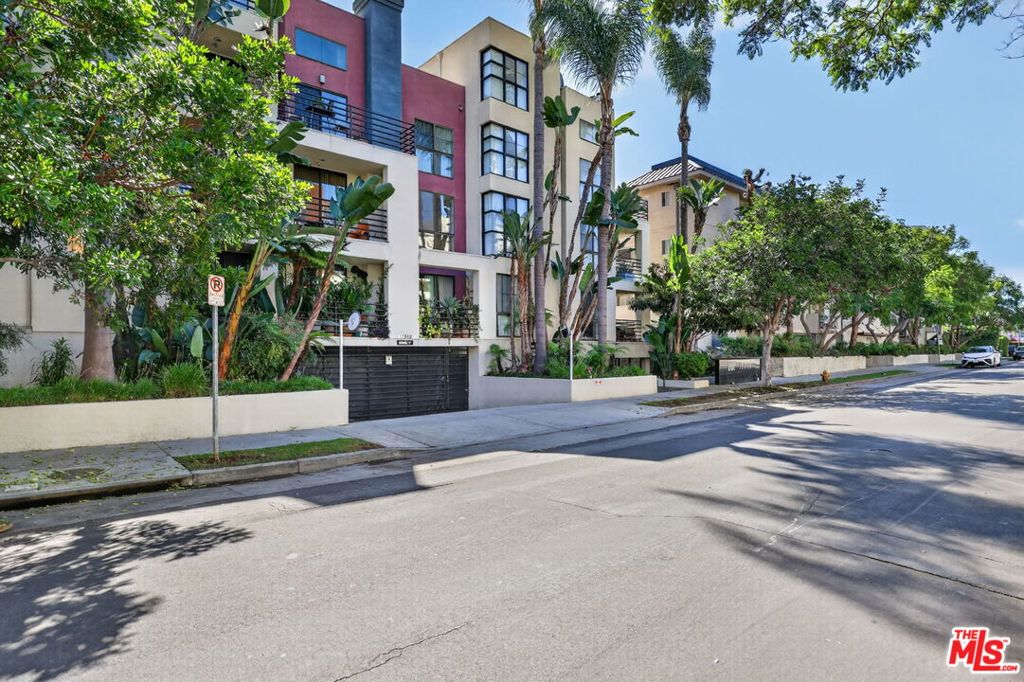 Photo of 12000 Goshen Avenue #103, Los Angeles, CA 90049 (MLS # 26103201)
