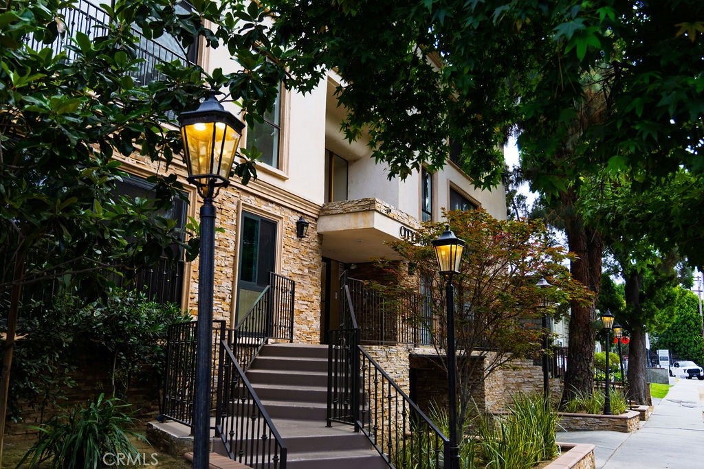 Photo of 15344 Weddington Street #104, Sherman Oaks, CA 91411 (MLS # SR26229189)