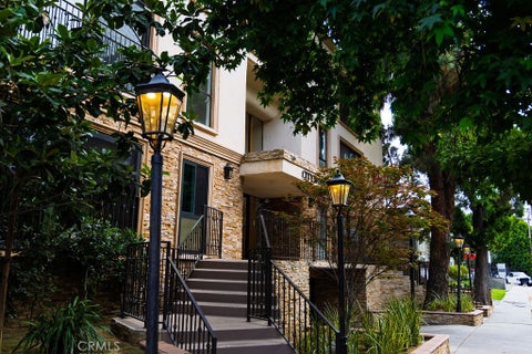 Photo of 15344 Weddington Street #104, Sherman Oaks, CA 91411 (MLS # SR26229189)