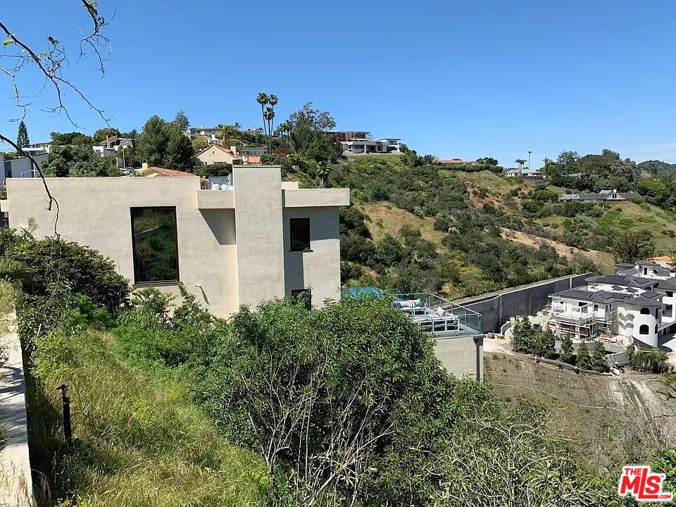 1016 Stradella Road