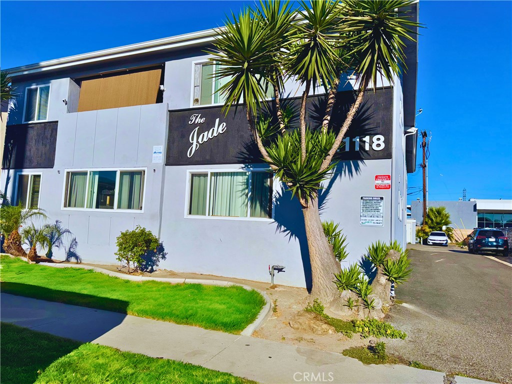 Unit (B) in "The Jade" Complex
Modern 1-Bedroom Apartment with Private Balcony in Prime Downey Location
Welcome to your perfect retreat in the heart of Downey! This stylish and spacious 1-bedroom, 1-bathroom apartment offers everything you need for comfortable, modern living — including a private, beautiful balcony where you can relax, unwind, and enjoy the fresh air.
? Features You'll Love:
• Bright, open-concept living and dining area
• Spacious kitchen with ample counter space, cabinets, and a stove included
• Generously sized bedroom with ample closet space
• Bathroom with a full tub – ideal for relaxing baths or convenient showers
• Private balcony — perfect for morning coffee or evening sunsets
?? Unbeatable Location:
• Situated in a safe, quiet neighborhood
• Minutes from top-rated Downey schools
• Easy access to freeways, shopping centers, parks, and restaurants
• Conveniently close to local entertainment and public transportation
This is more than just an apartment — it’s a place to call home. Whether you're working from home, entertaining friends, or just enjoying a peaceful evening on your balcony, you'll love everything this space has to offer.
Now available for rent — schedule your tour today and see it for yourself!