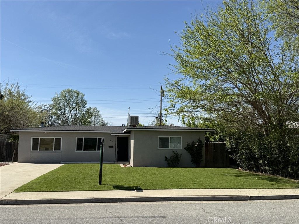 Photo of 319 Elm St, Shafter, CA 93263 (MLS # SR26056731)