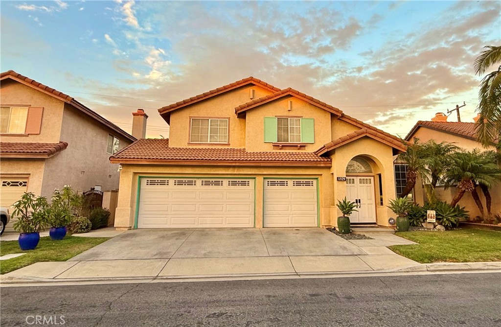 First time on the market in 33 years! This stunning home is located in the highly sought-after Sunset Palms community and offers numerous upgrades throughout. Spacious bedroom and full bathroom on main level (1st level). The spacious master suite features its own private bathroom with dual sinks and a bonus loft—perfect for a home office, nursery, or additional storage.
Enjoy soaring vaulted ceilings, laminate and ceramic flooring throughout, and a modern kitchen complete with granite countertops and a center island. The backyard is ideal for entertaining, featuring a covered patio and ample space for activities such as billiards or gatherings with family and friends.
Additional highlights include a three-car attached garage with direct access to the home, as well as community amenities such as a pool, basketball court, and picnic area. Conveniently located near shopping centers, parks, and more.
Don’t miss the opportunity to make this beautiful home yours!