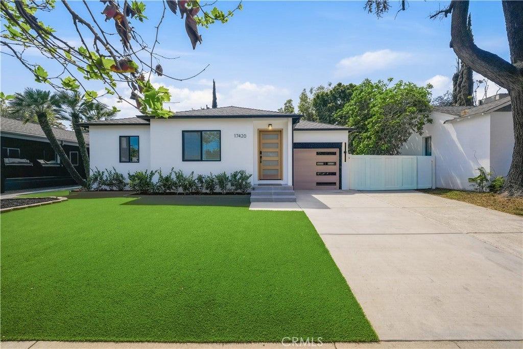 Photo of 17420 Collins ST, Encino, CA 91316 (MLS # SR26152876)