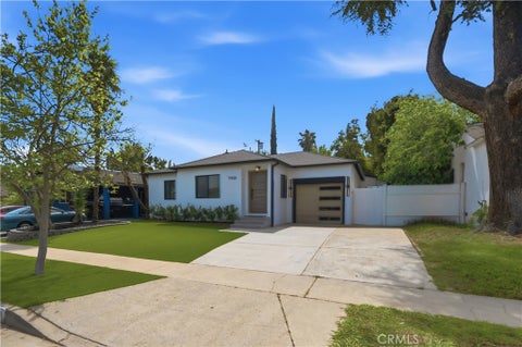 Photo of 17420 Collins ST, Encino, CA 91316 (MLS # SR26152876)
