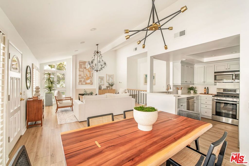 Photo of 17140 Palisades Circle, Pacific Palisades, CA 90272 (MLS # 25577113)