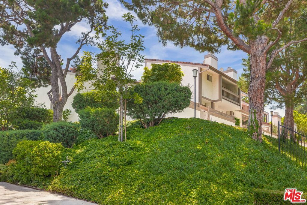 Photo of 17140 Palisades Circle, Pacific Palisades, CA 90272 (MLS # 25577113)