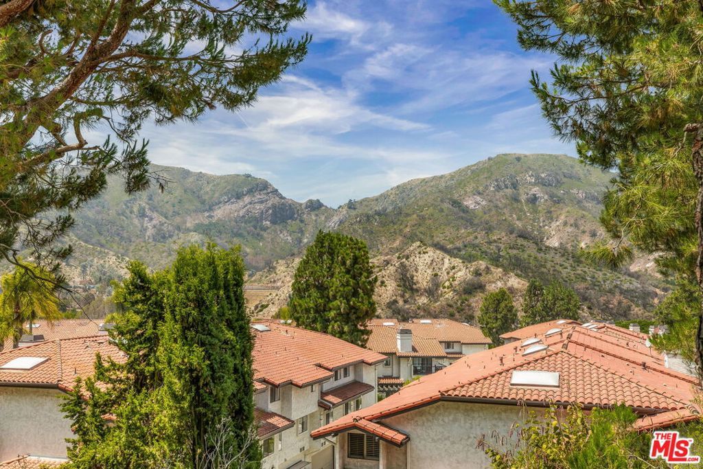 Photo of 17140 Palisades Circle, Pacific Palisades, CA 90272 (MLS # 25577113)