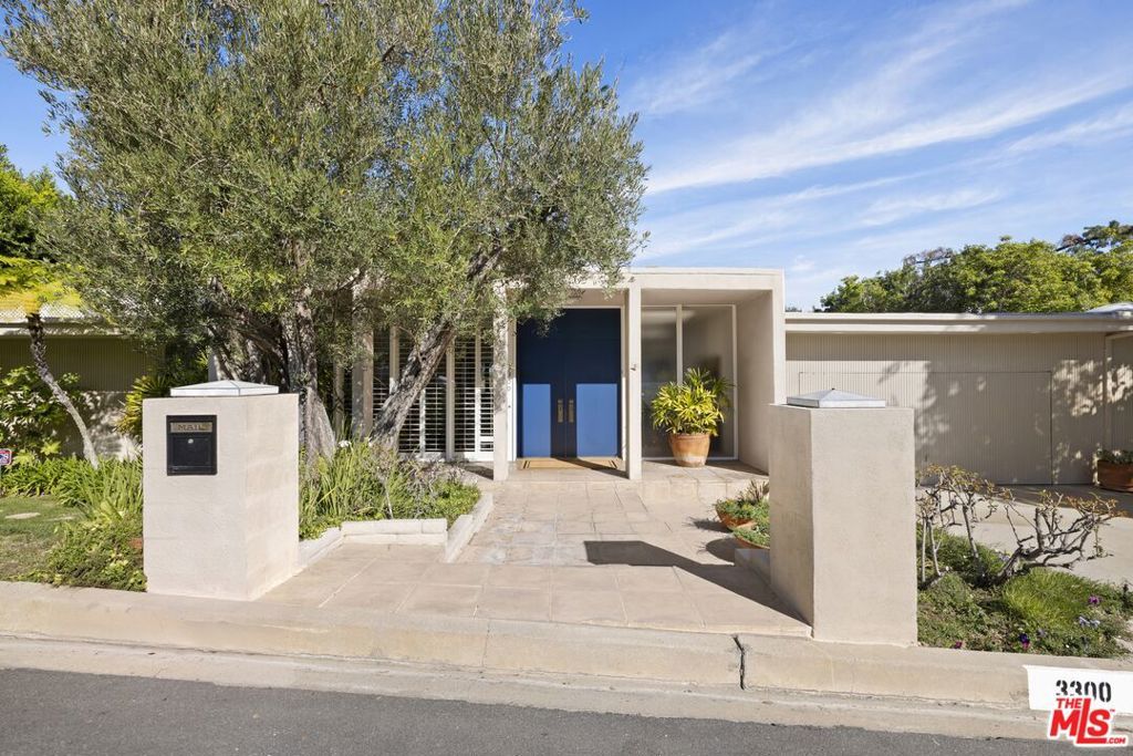 Photo of 3300 Red Rose Drive, Encino, CA 91436 (MLS # 26644619)