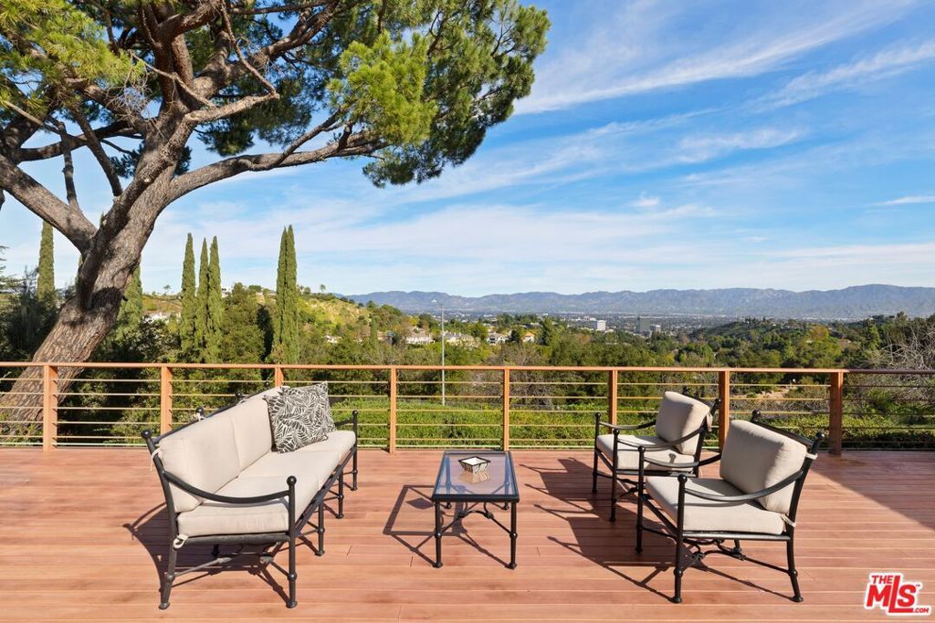 Photo of 3300 Red Rose Drive, Encino, CA 91436 (MLS # 26644619)