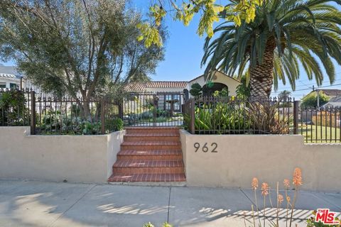 Photo of 962 S Plymouth Boulevard, Los Angeles, CA 90019 (MLS # 26636103)