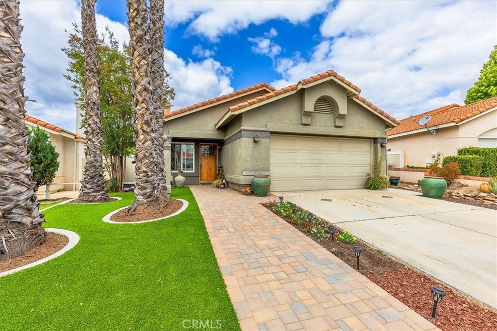 Photo of 40034 Notting Hill Rd, Murrieta, CA 92563 (MLS # SW26080518)