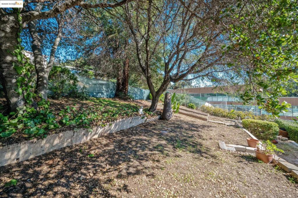 OAKLAND ZOO - Residential