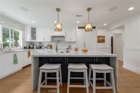 Photo of 2528 N Orchard Drive, Burbank, CA 91504 (MLS # GD25215385)