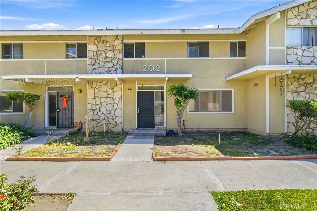 202 E Clifton 3