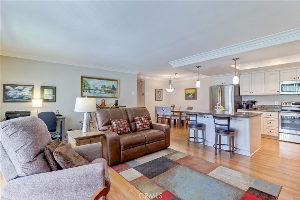 2045 Via Mariposa E Q