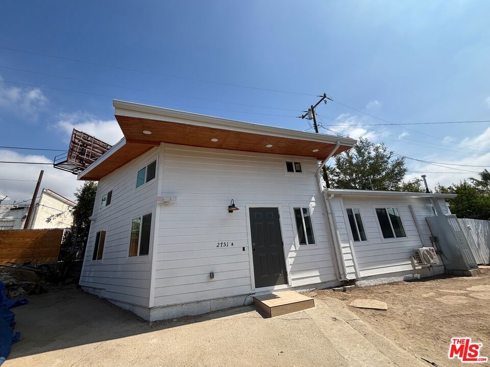 Small pet allowed!!!! Welcome to this beautiful home / ADU / New construction in high ranked award winning school district in desirable area of Montrose / featuring 2 bedrooms & 1 baths & 1 spacious attic room / situated with beautiful mountain views .The brand new construction / finishes on exterior / interior paint, new roof, new landscaping give this house a beautiful fresh feel. Take in views of the city as the kids enjoy the large back yard . Entering the home you'll find dual pane vinyl windows, engineered floors and new paint in every room.