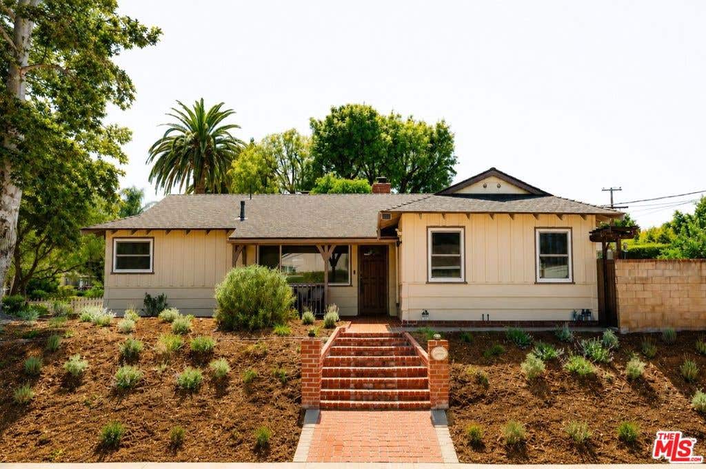 Photo of 22103 Del Valle Street, Woodland Hills, CA 91364 (MLS # 26860423)