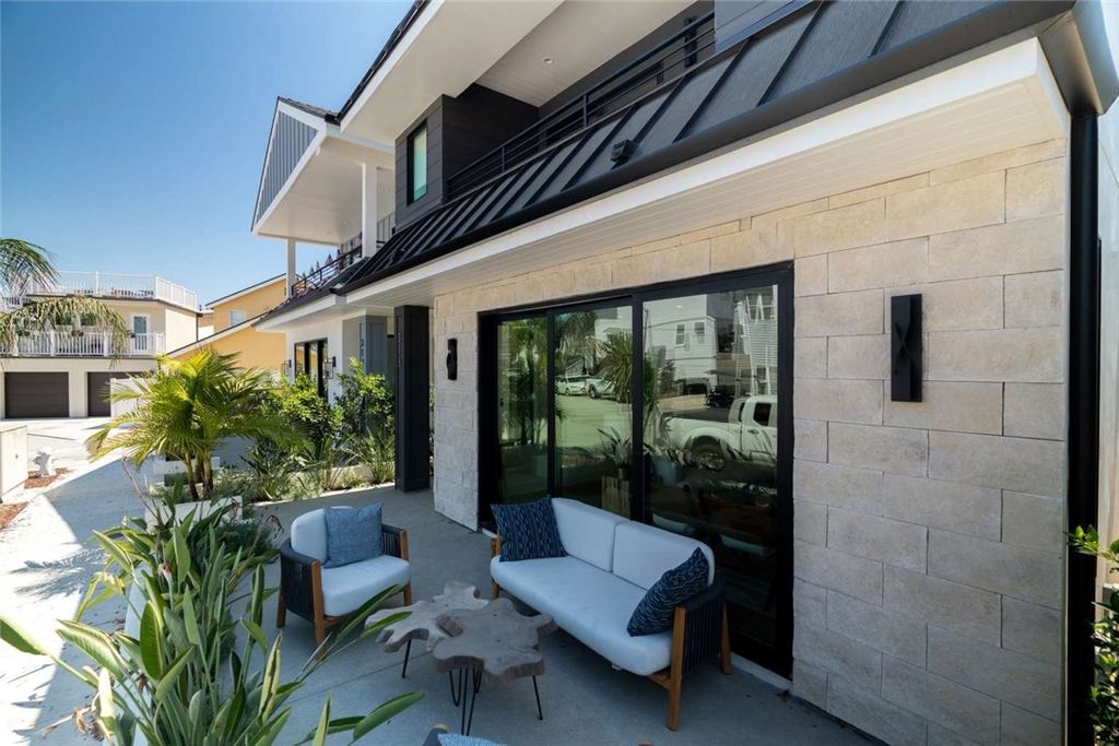 Photo of 315 E Bay Avenue, Newport Beach, CA 92661 (MLS # FR25221044)