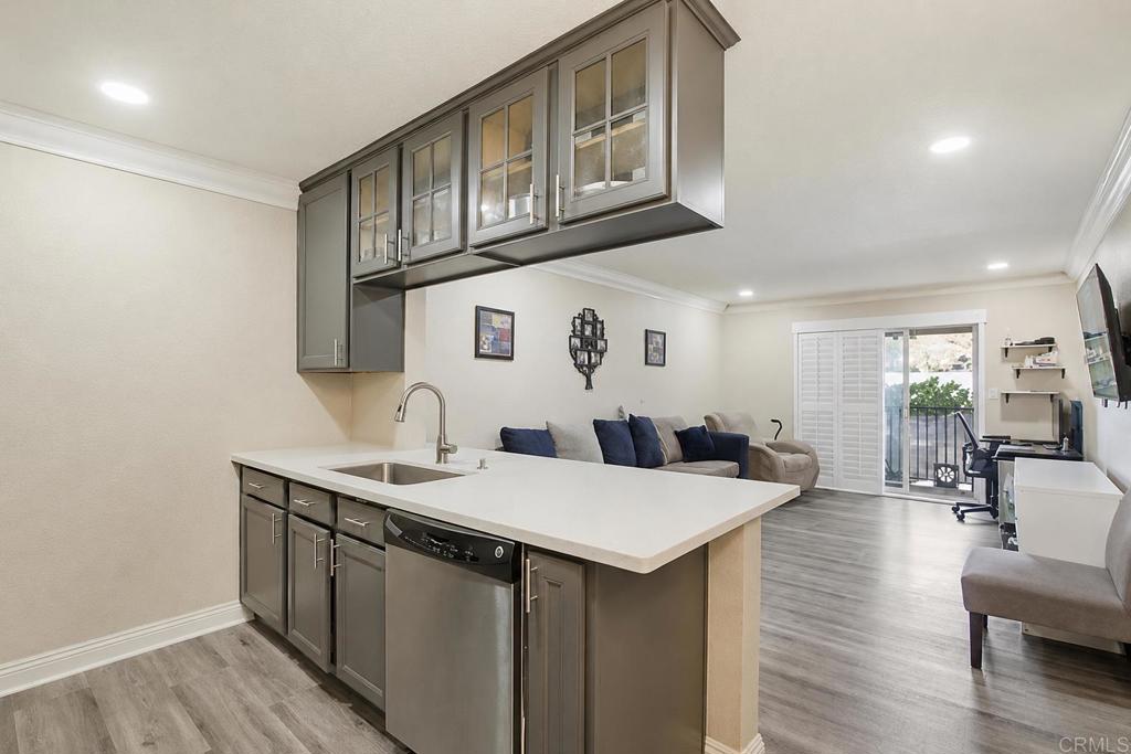 1045 Peach Avenue 8
