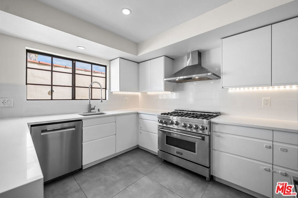136 S Swall Drive 4